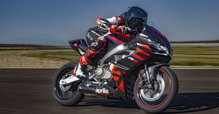 Aprilia RS 457- Mit Fahrer auf einer Rennstrecke beim Beschleunigen