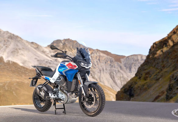 Moto Guzzi Stelvio - Duecento Tributo - aufgebockt auf Bergstraße - Ansicht von vorne