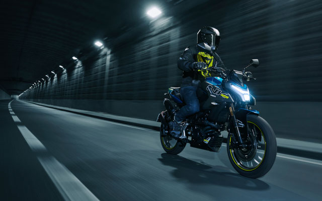 CFMOTO 125NK fahrend im Tunnel mit Licht
