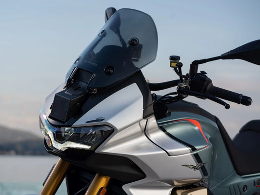 Moto Guzzi V100 S PFF RAS Ansicht Radar Sensor vorne  über dem LED Scheinwerfer