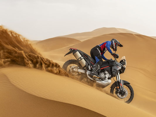 Aprilia Tuareg 660 fährt durch tiefes sandiges Dünengelände
