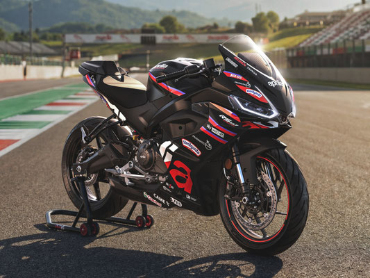Aprilia RS 457 GP Replica rechte Ansicht aufgebockt an Rennstrecke