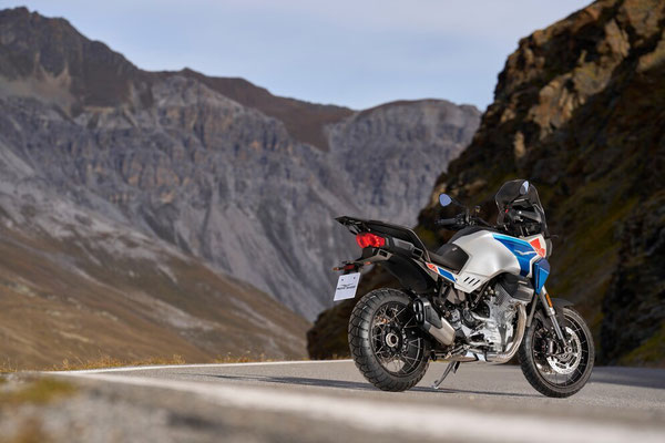 6_Moto Guzzi Stelvio - Duecento Tributo - aufgebockt auf Bergstraße - Ansicht von hinten