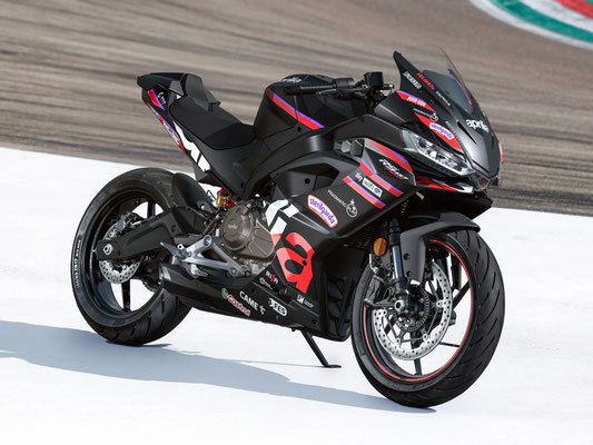 Aprilia RS 457 GP Replica rechte Ansicht auf Seitenständer an Rennstrecke