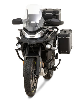 CFMOTO 800MT Explore - Gem Black mit Zubehör Frontansicht