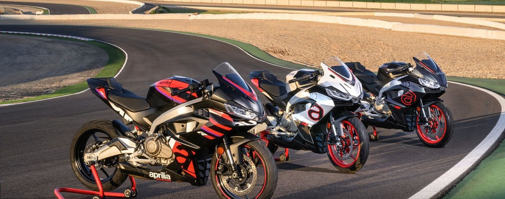 Aprilia RS 457- 3 Modellvarianten nebeneinander aufgebockt auf einer Rennstrecke