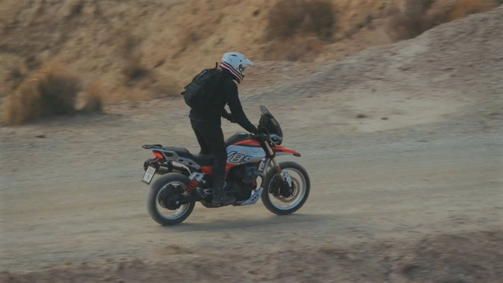 Moto Guzzi V85 TT - Promo - Ansicht auf Schotterpiste fahrend