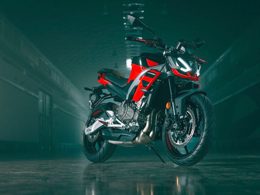 Aprilia Tuono 457 - Piranha Red - Aprilia Promo - Ansicht vorne rechts