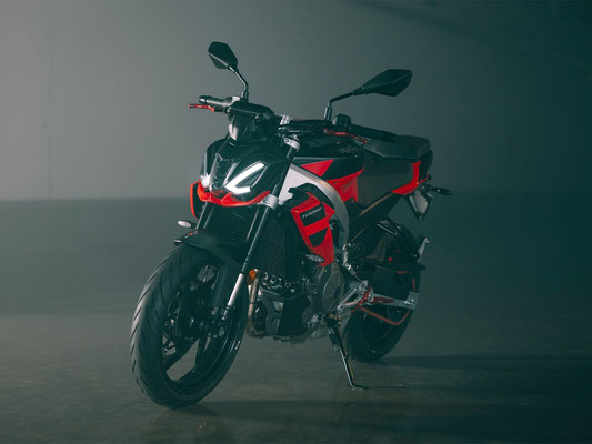 Aprilia Tuono 457 - Piranha Red - Aprilia Promo - Ansicht vorne links