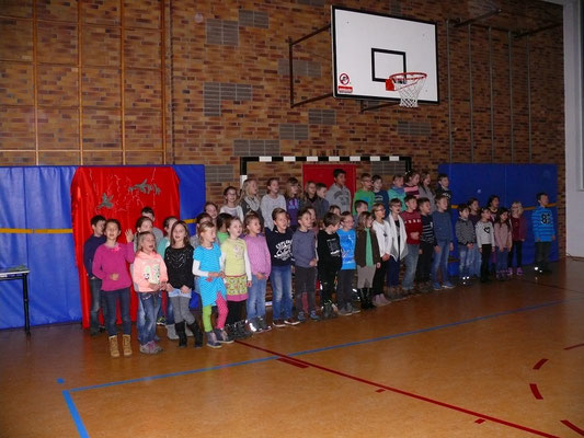 Adventsfeier am 12. Dezember: unser Schulchor beim Mottolied 'Fröhliche Weihnacht'