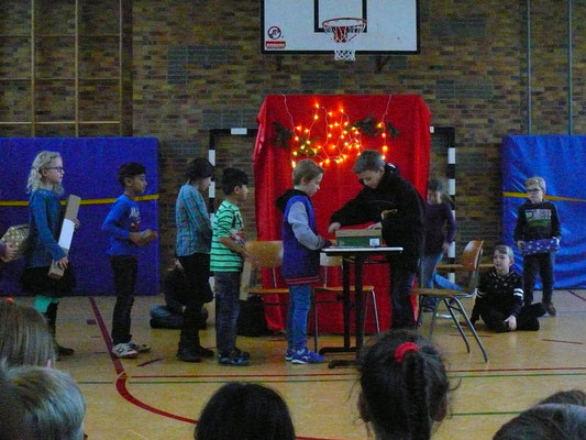 Adventsfeier am 12. Dezember: Weihnachtssketche der Klasse 4b