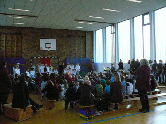 Adventsfeier am 19. Dezember: Theaterstück der Klasse 4b