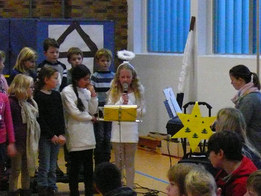 Adventsfeier am 19. Dezember: Eröffnung durch den Schulchor