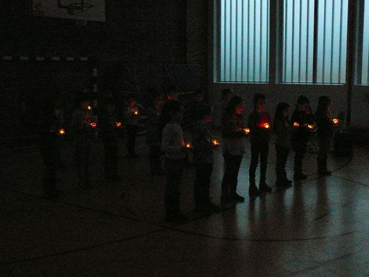 Adventsfeier am 12. Dezember: Lichtertanz der Klasse 2a