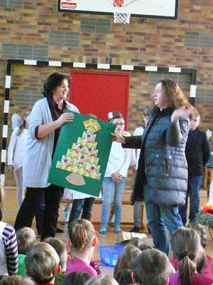Adventsfeier am 19. Dezember: Geschenk unserer Schulelternbeirätin Frau Thöne für die Kolleginnen