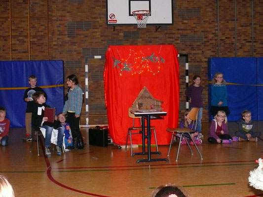 Adventsfeier am 12. Dezember: Weihnachtssketche der Klasse 4b