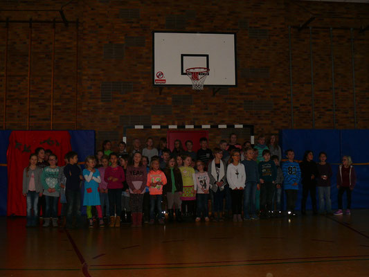 Adventsfeier am 12. Dezember: unser Schulchor beim Schlusslied