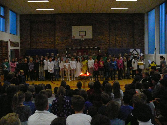 Adventsfeier am 19. Dezember: Eröffnung durch den Schulchor 