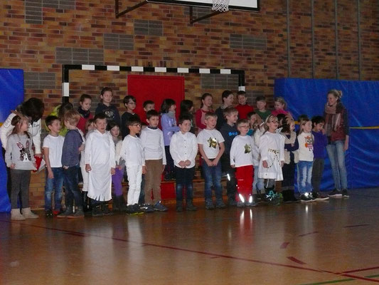 Adventsfeier am 12. Dezember: 'Schneeeflöckchen, Weißröckchen...' der Klassen 1a und 1b