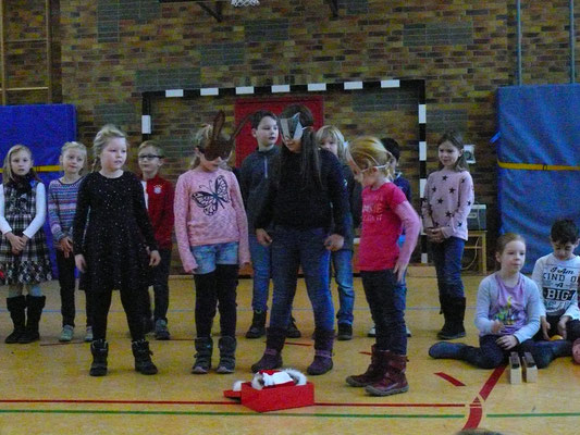 Adventsfeier am 19. Dezember: Spiellied der Klasse 2b