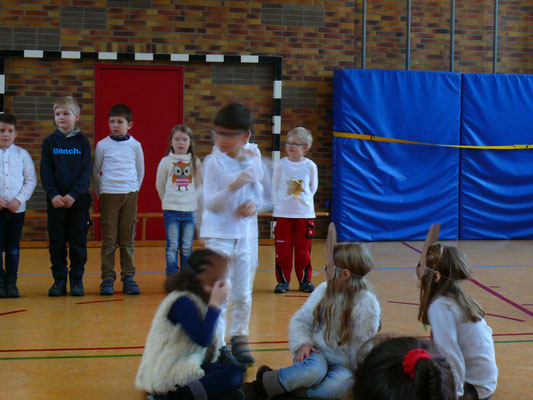 Adventsfeier am 12. Dezember: 'Der Weinachtshase' von der Klasse 1a