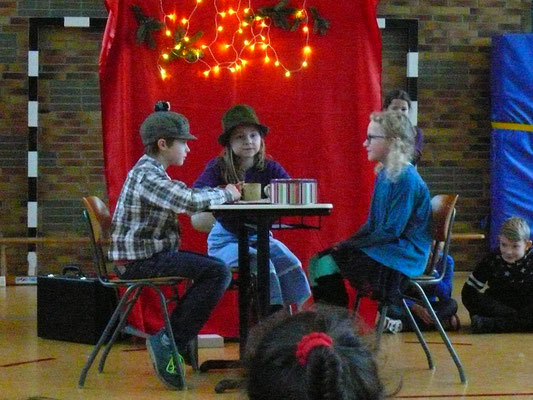 Adventsfeier am 12. Dezember: Weihnachtssketche der Klasse 4b