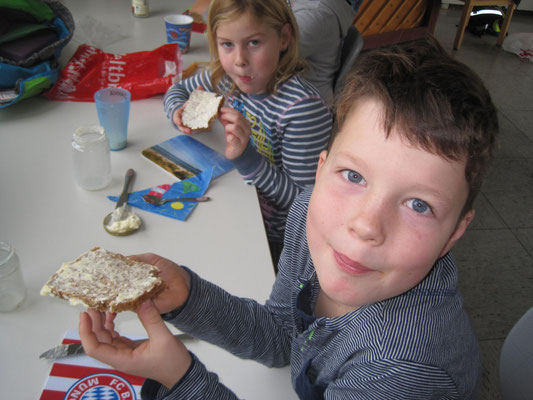 Arbeitsgruppe 1: Brot mit selbst hergestellter Butter