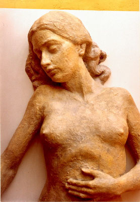 Mujer dormida. Terracota patinada. 1999.