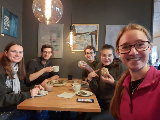 Die Lutherbären (Monika, Michael, Achim, Sarah und Fabia von links) in einem Café bei Rättvik.
