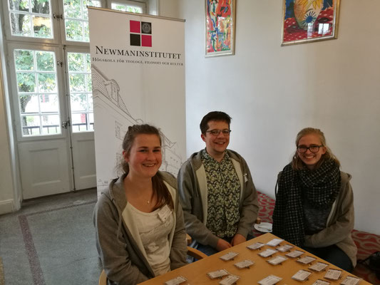 Miriam Schmelz, Marius Retka und Magdalena Kollbeck bei der Registrierung der Konferenz-Teilnehmer