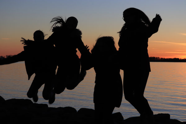 Die Vadstena-Praktikantinnen im Sonnenuntergang.