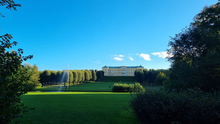 Erkunden des Gartens in Frederiksberg