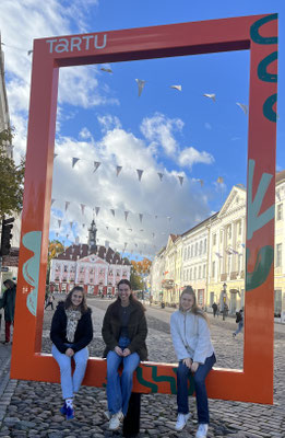 In den Rahmen von Tartu gesetzt (v.l.): Ines, Marika und Johanna.