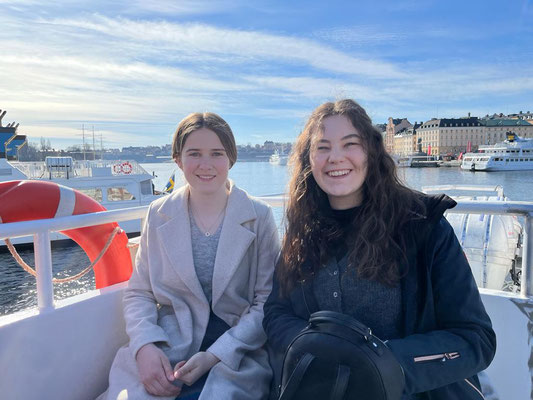 Amelie und Alexandra auf einem Boot