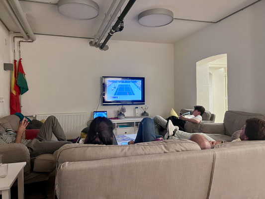 Mittelpunkt im Studentenwohnheim: das Wohnzimmer, in dem gemeinsam Filme geschaut werden.