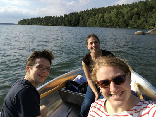 Der erste Tag in Schweden: Marius Retka, Matea Renic und Anna Nick bei einem Bootsausflug in Marieudd