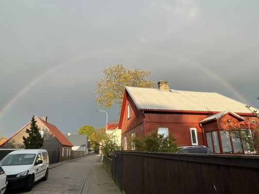 Ein Regenbogen nach viel grauem Wetter in Ventspils.