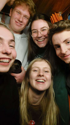 Jonas, Amelie, Elli, Aika und Theo in einer Austellung in Stockholm (Foto: Der Fotoautomat)