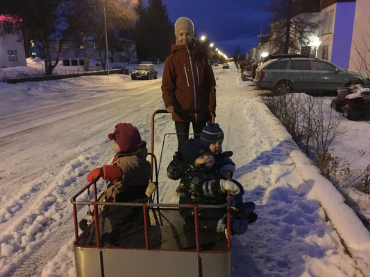 10 Uhr morgens: Spazierfahrt mit den Kindern in Akureyri