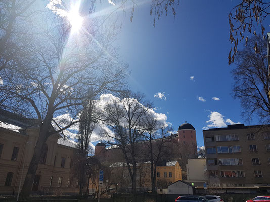 Die Sonne strahlt über dem Schloss in Uppsala