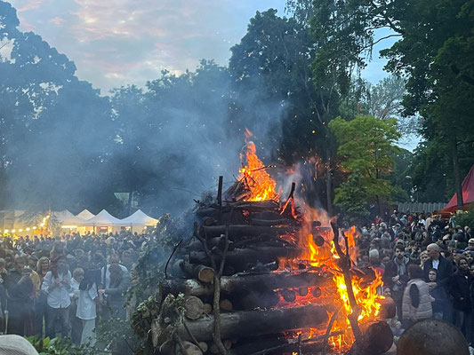 Ligofest mit traditionellem Feuer.