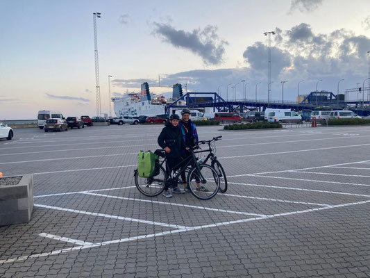 In Swinemünde zwischen den ganzen Autos vor der Überfahrt nach Polen. (Foto: privat)