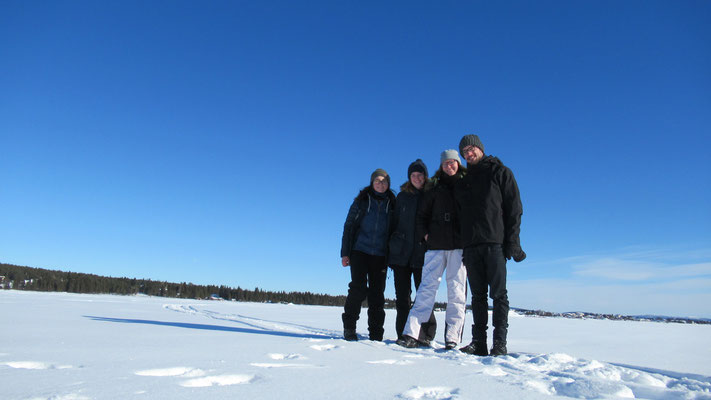 Praktikant*innen in Kiruna auf einem Zugefrorenen See