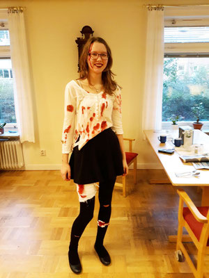 Lara an Halloween in passender Kleidung