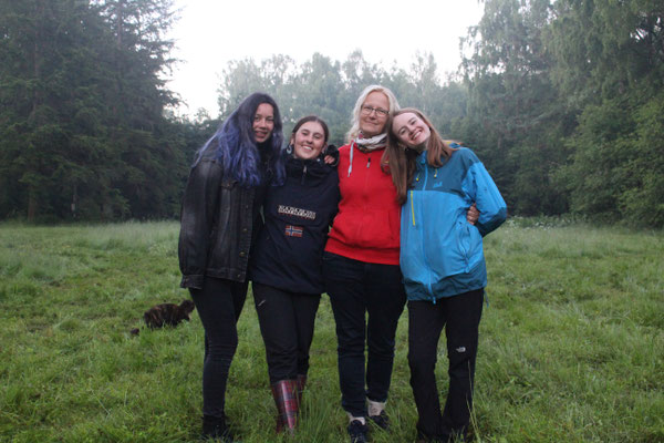 Sophia, Merrit, Mentorin Heidi und die ehemalige Praktikantin Alexandra (v.l.).