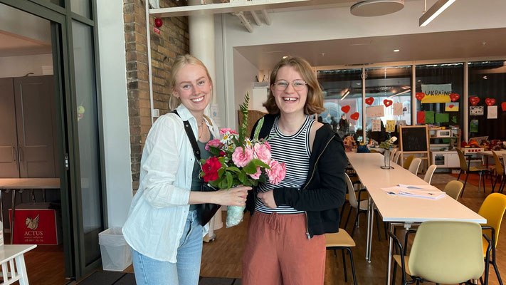 Greta und Johanna (v.l.) am letzten Tag in der Caritas. (Foto privat)