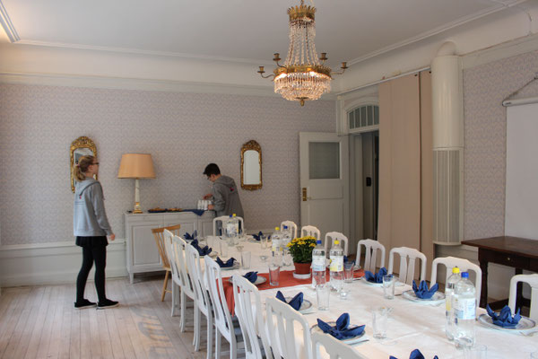 Magdalena Kollbeck und Marius Retka bereiten den "Finrum" für ein Mittagessen vor