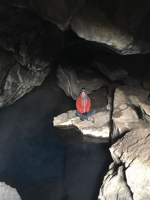 Judith Bernhardt in der Höhle Grótagjá