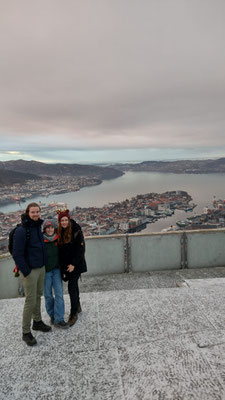 Merrit und Sophia zu Besuch bei Jonatan (l.) in Bergen.