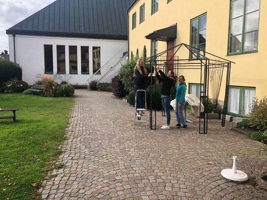 Friederike, Jule und Lena bei der Gartenarbeit (Foto: Sr. Birgitta)